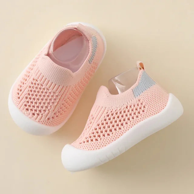 "Färgglada barnsneakers med andningsbart tyg och halksäker sula, perfekt för säkra och bekväma lekupplevelser."