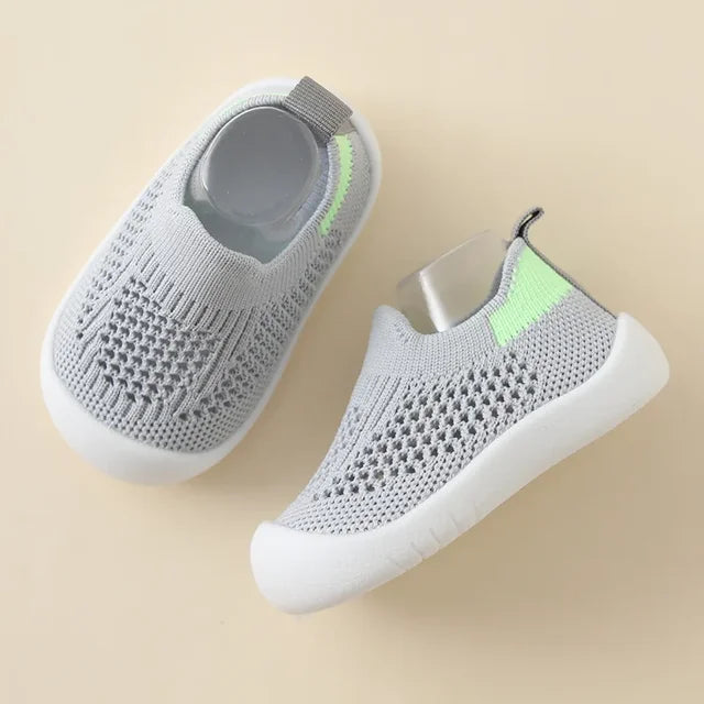 "Färgglada barnsneakers med andningsbart tyg och halksäker sula, perfekt för säkra och bekväma lekupplevelser."