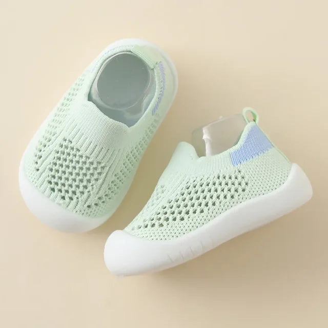 "Färgglada barnsneakers med andningsbart tyg och halksäker sula, perfekt för säkra och bekväma lekupplevelser."