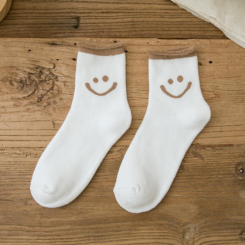 "Färgglada damstrumpor i mjuk bomull med glada smiley-ansikten, perfekt för en glad och bekväm stil."