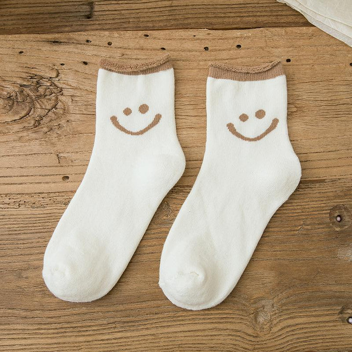 "Färgglada damstrumpor i mjuk bomull med glada smiley-ansikten, perfekt för en glad och bekväm stil."