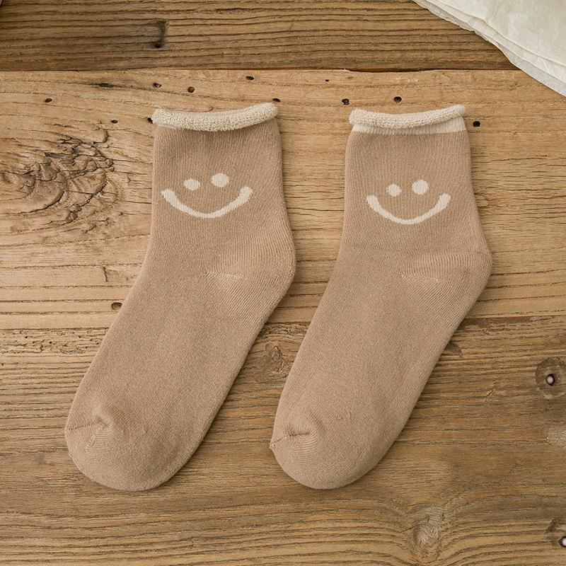 "Färgglada damstrumpor i mjuk bomull med glada smiley-ansikten, perfekt för en glad och bekväm stil."