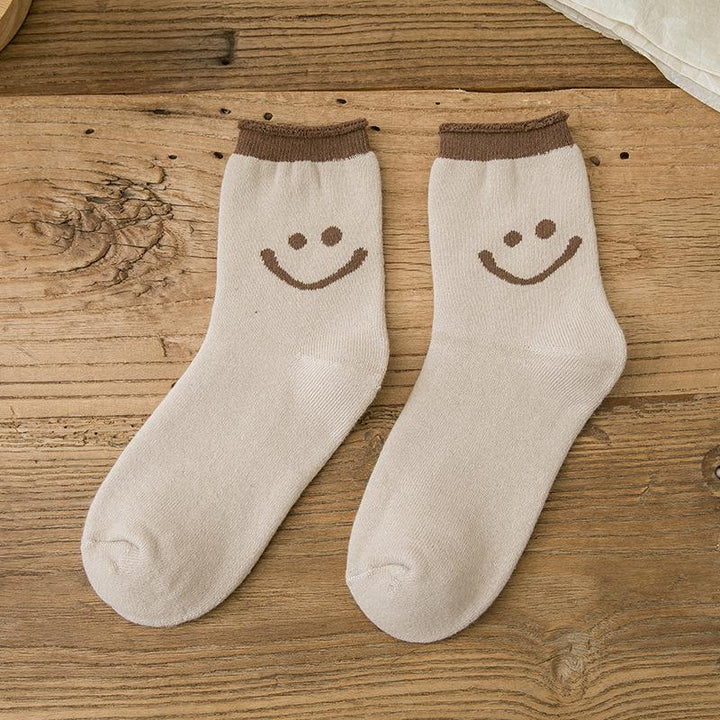 "Färgglada damstrumpor i mjuk bomull med glada smiley-ansikten, perfekt för en glad och bekväm stil."