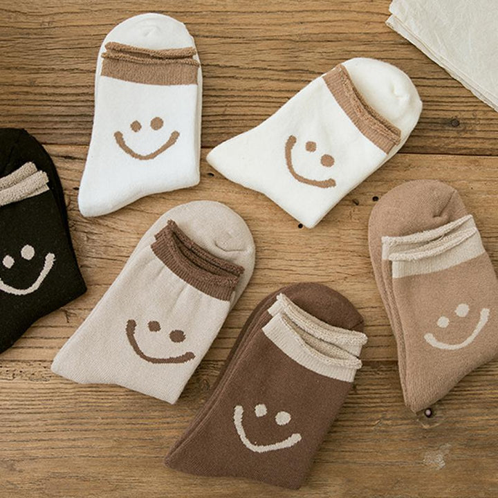 "Färgglada damstrumpor i mjuk bomull med glada smiley-ansikten, perfekt för en glad och bekväm stil."