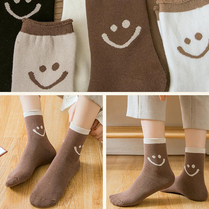 "Färgglada damstrumpor i mjuk bomull med glada smiley-ansikten, perfekt för en glad och bekväm stil."