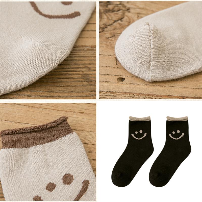 "Färgglada damstrumpor i mjuk bomull med glada smiley-ansikten, perfekt för en glad och bekväm stil."