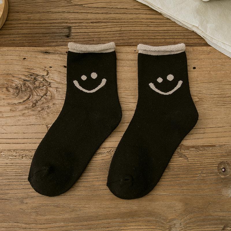 "Färgglada damstrumpor i mjuk bomull med glada smiley-ansikten, perfekt för en glad och bekväm stil."