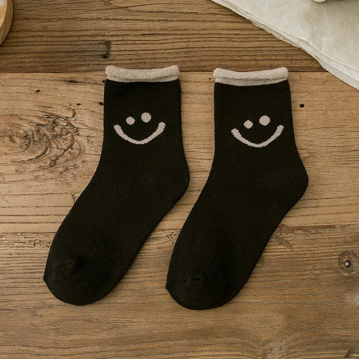 "Färgglada damstrumpor i mjuk bomull med glada smiley-ansikten, perfekt för en glad och bekväm stil."