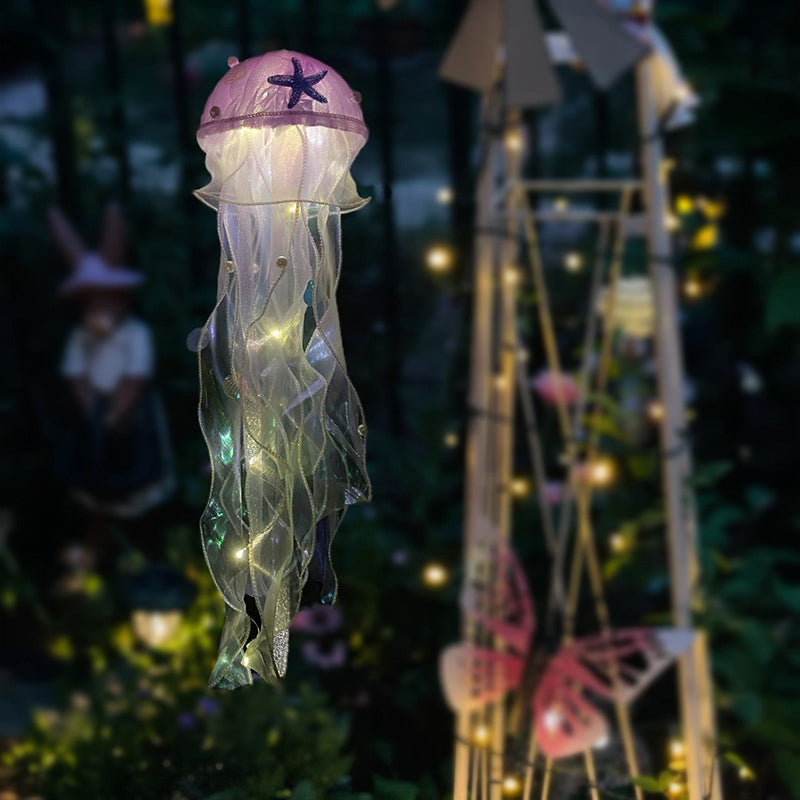 "Färgglada manetfigurer i akrylhölje rör sig i ljusstrålar, manetlampa för magisk heminredning, olika färger."