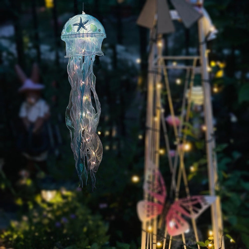 "Färgglada manetfigurer i akrylhölje rör sig i ljusstrålar, manetlampa för magisk heminredning, olika färger."