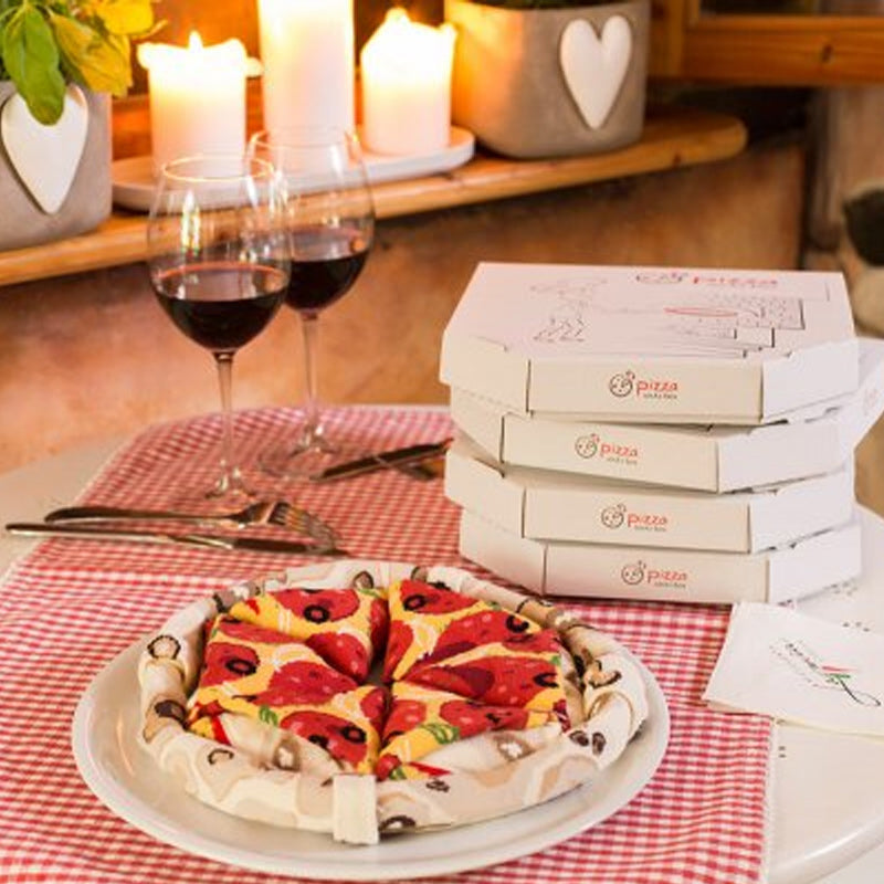 "Färgglada pizza-strumpor, 4-pack, i kreativ pizzakartong för vuxna. Accessoar för lekfull stil och personlig uttryck."