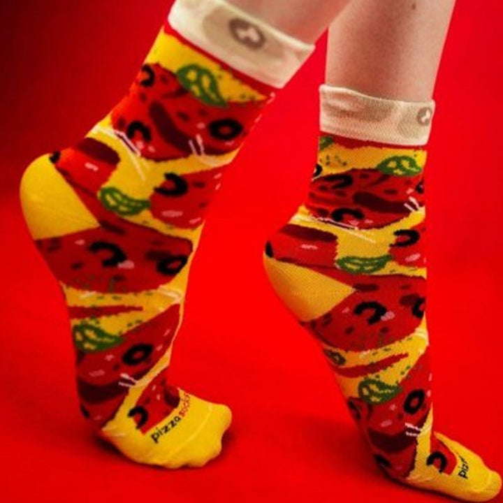 "Färgglada pizza-strumpor, 4-pack, i kreativ pizzakartong för vuxna. Accessoar för lekfull stil och personlig uttryck."