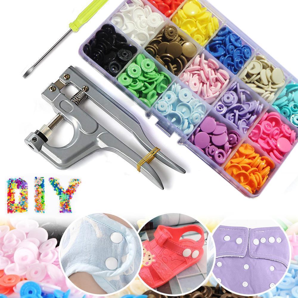 "Färgglada plasttryckknappar i DIY-paket med tång och tillbehör för hantverksprojekt, perfekt för kläder och hem."