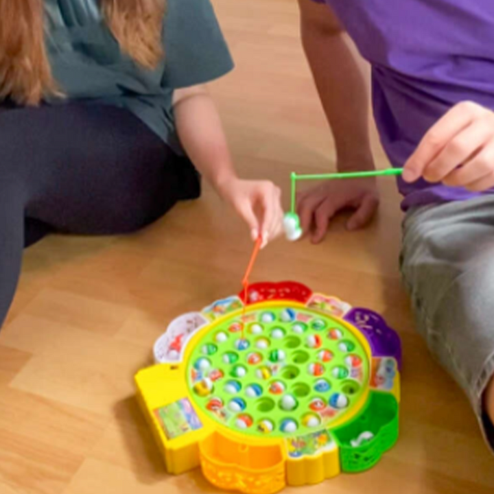 "Färgglatt fiskespel för barn med spön och fiskar, utvecklar koordination och tålamod, perfekt för familjesamvaro."