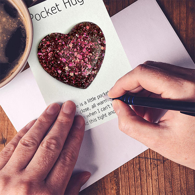 "Färgglatt hjärta i harts, fickvänlig accessoar med kärleksfullt budskap i olika nyanser: guld, blå, lila, grön."