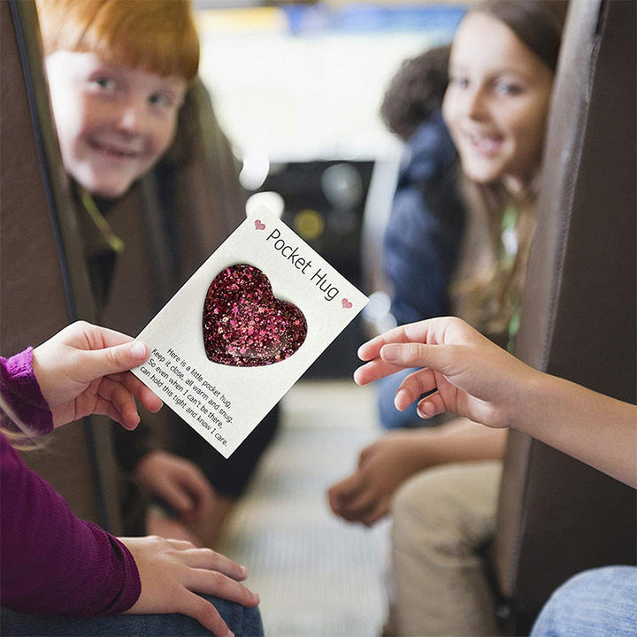 "Färgglatt hjärta i harts, fickvänlig accessoar med kärleksfullt budskap i olika nyanser: guld, blå, lila, grön."