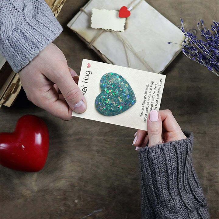 "Färgglatt hjärta i harts, fickvänlig accessoar med kärleksfullt budskap i olika nyanser: guld, blå, lila, grön."