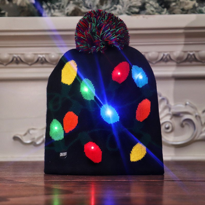 "Färggrann LED-stickad julhatt för dam med lysande LED-lampor och mjukt stickat tyg. Perfekt för vinterfestligheter."