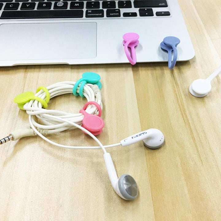 "Färggranna magnetiska kabelförvaringsband i silikon för smidig och stilren kabelhantering på skrivbordet."