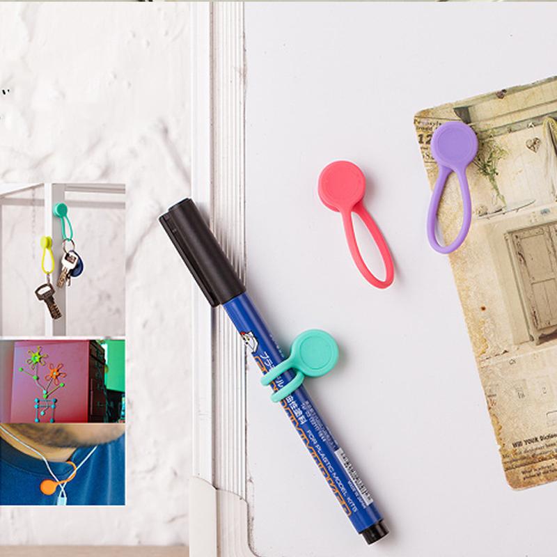 "Färggranna magnetiska kabelförvaringsband i silikon för smidig och stilren kabelhantering på skrivbordet."