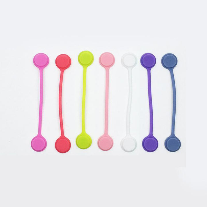 "Färggranna magnetiska kabelförvaringsband i silikon för smidig och stilren kabelhantering på skrivbordet."