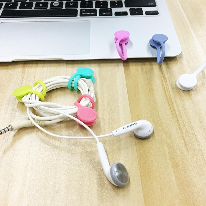 "Färggranna magnetiska kabelförvaringsband i silikon för smidig och stilren kabelhantering på skrivbordet."