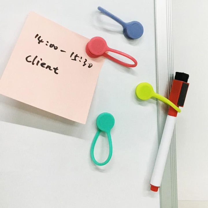 "Färggranna magnetiska kabelförvaringsband i silikon för smidig och stilren kabelhantering på skrivbordet."