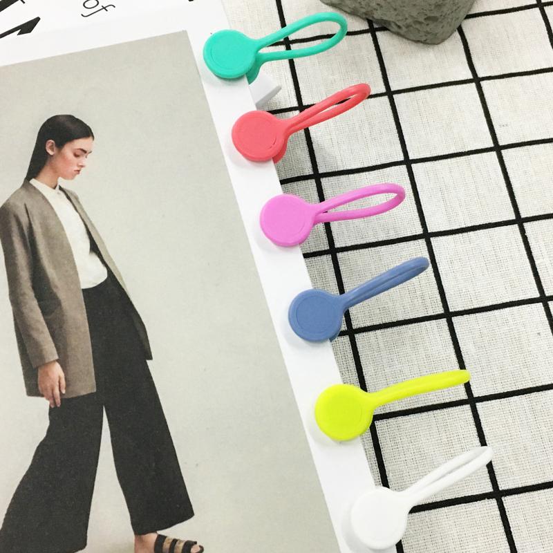 "Färggranna magnetiska kabelförvaringsband i silikon för smidig och stilren kabelhantering på skrivbordet."