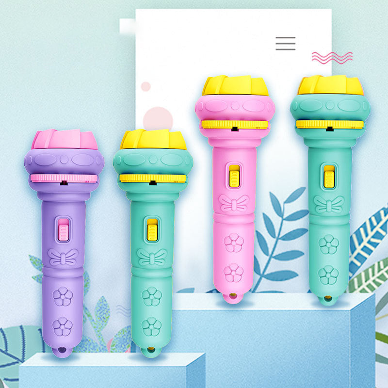 "Ficklampa för barn med rymd- och djurprojektionsbilder i livliga färger, lätt att hålla och perfekt för äventyr."