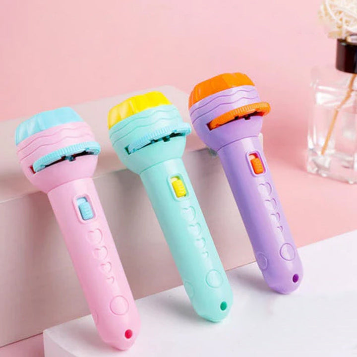 "Ficklampa för barn med rymd- och djurprojektionsbilder i livliga färger, lätt att hålla och perfekt för äventyr."