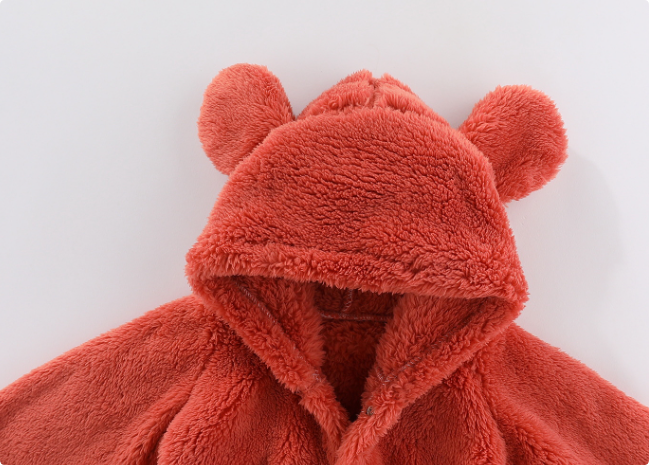 "Fleece baby romper med huva, mjukt material i grön färg, perfekt för värme och komfort, 0-12 månader"