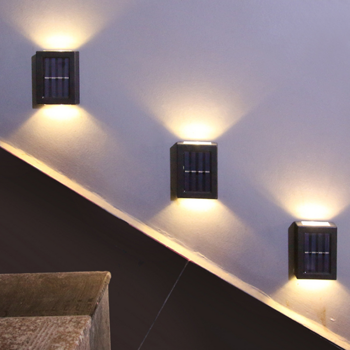 "Flerfärgad vattentät solcellsvägglampa för utomhusbruk, modern design, tre ljusfärger, IP65, energisnål belysning."