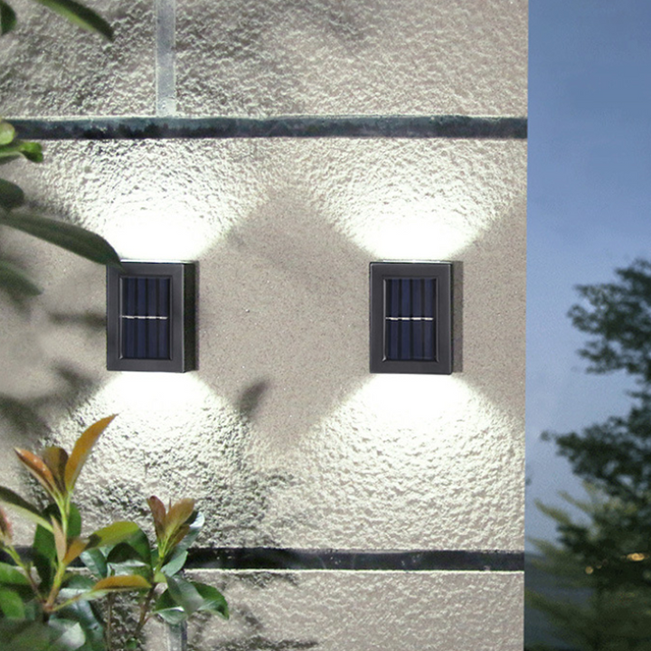 "Flerfärgad vattentät solcellsvägglampa för utomhusbruk, modern design, tre ljusfärger, IP65, energisnål belysning."