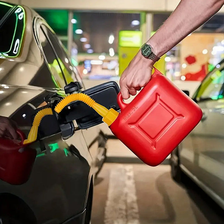 "Flexibel bensindunkpip i böjbart PP-material med gängade piprör, förenklar säker och spillsäker bränsleöverföring."