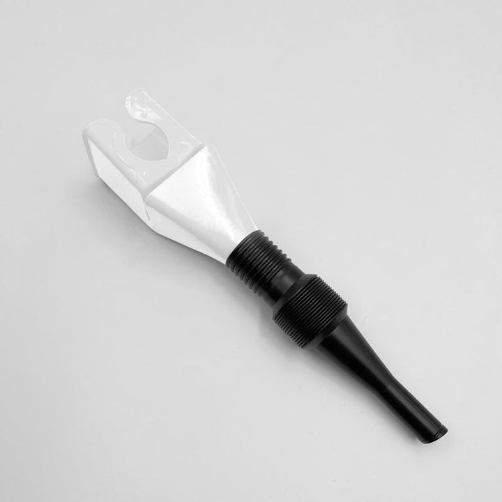 "Flexibel, färgglad oljetratt i plast för fordonsvätskor, enkelt justerbar form för spillfri användning och förvaring."