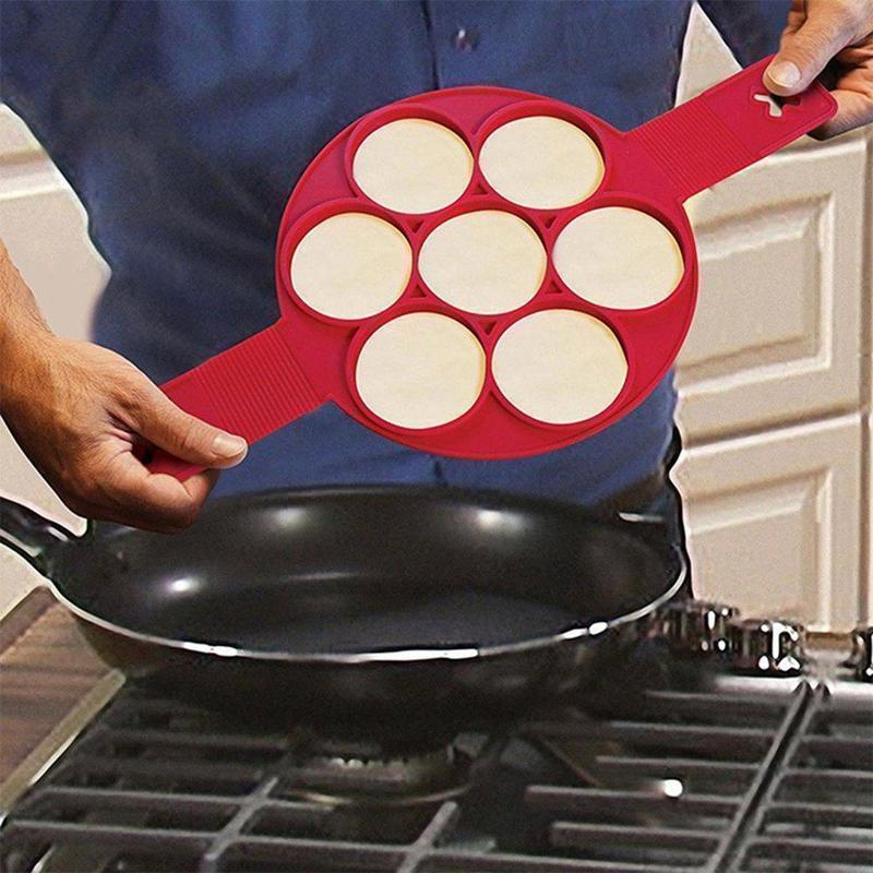 "Flexibel nonstick silikonform i röd för perfekt runda ägg och pannkakor, lätt att använda och rengöra."