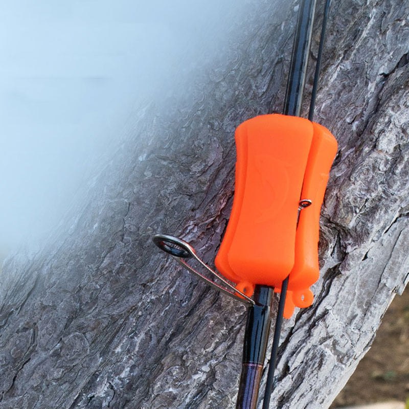 "Flexibelt och hållbart fiskespöfäste i silikon, bärbar för utomhusbruk, i färgerna röd, gul, grön och vit."