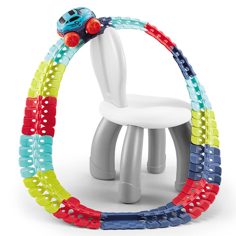 Flexibelt racerbana set med LED-racerbilar. Färgglatt, anpassningsbart spår för barn, främjar kreativitet och lek.