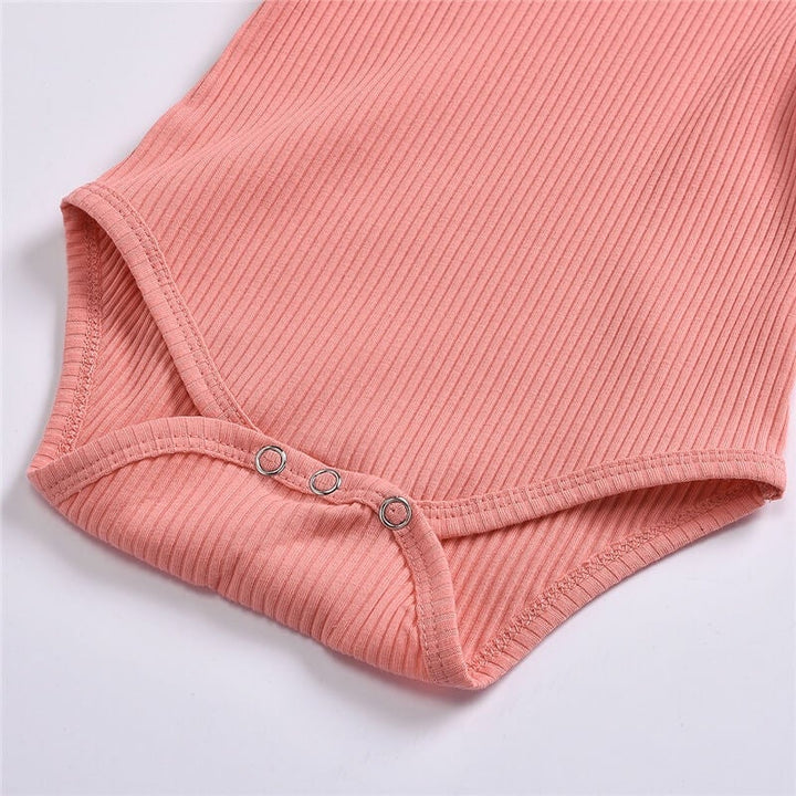 Flicks somriga babykläder: gul ribbad onesie med blommor, kortbyxor och pannband