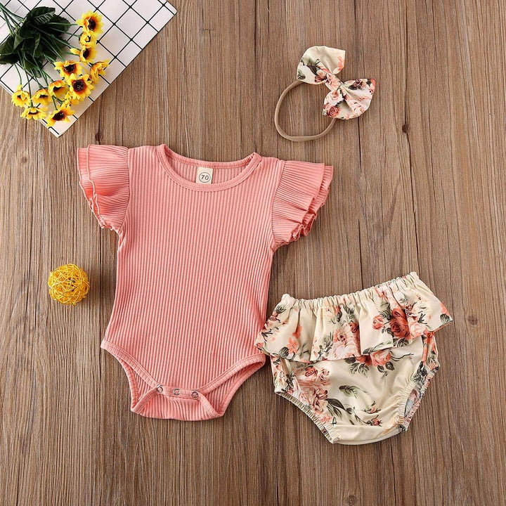 Flicks babykläder: gul ribbad blommig onesie med kortbyxor och pannband bakifrån