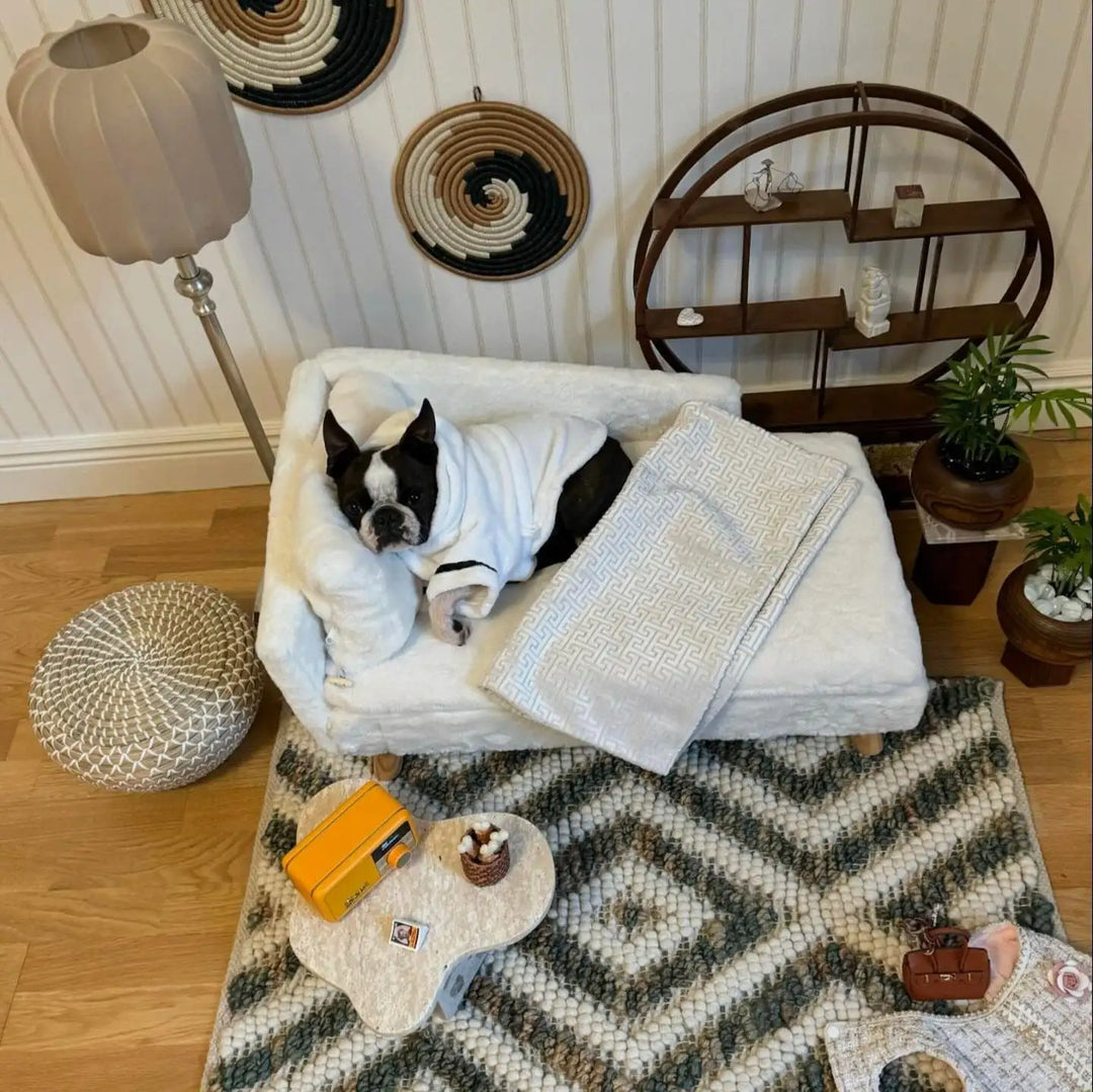 "Fluffig beige vårdhundbädd med benstöd, L-formad kudde, skapad för komfort och ångestdämpning, 70x40x39 cm."