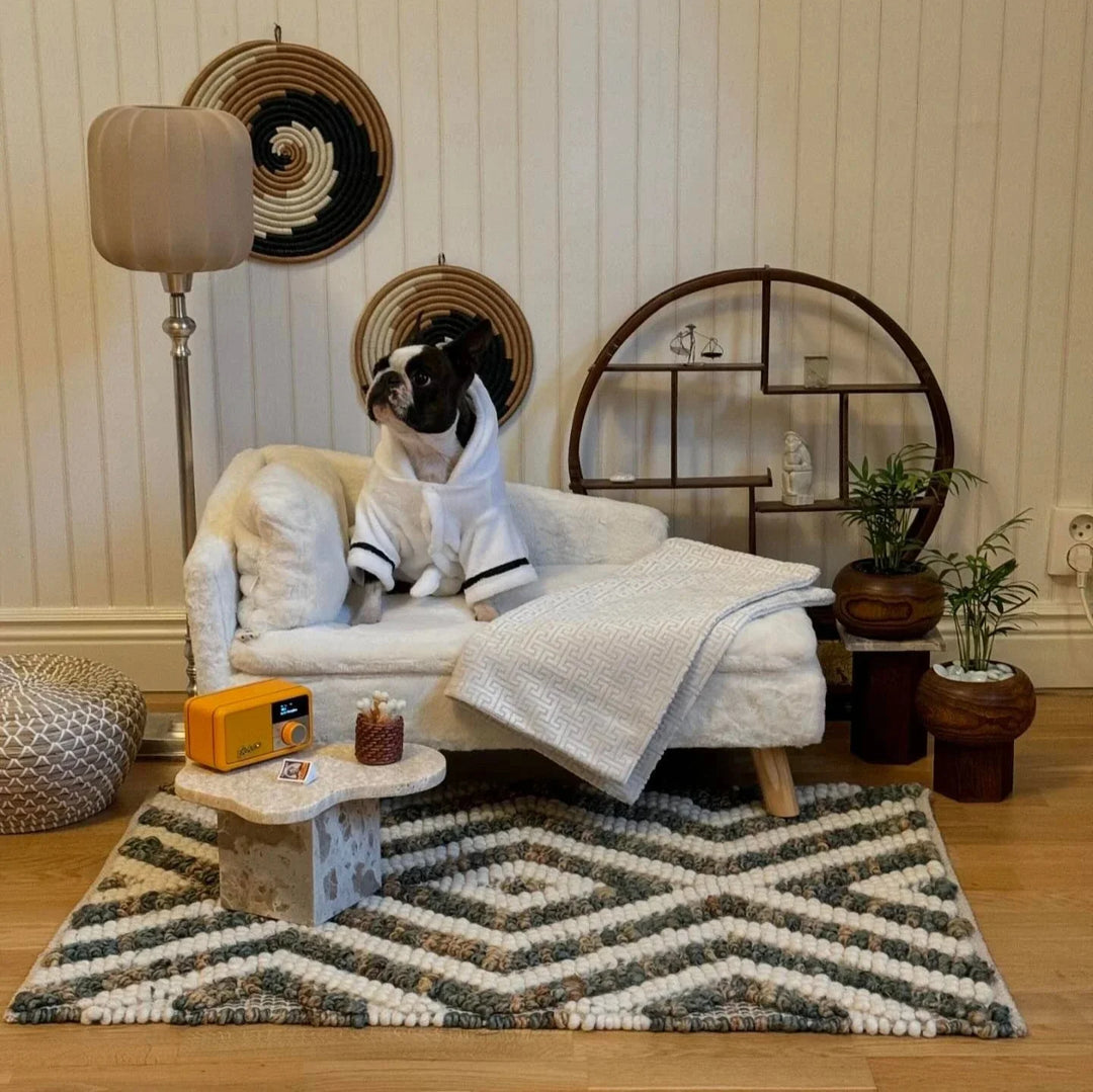 "Fluffig beige vårdhundbädd med benstöd, L-formad kudde, skapad för komfort och ångestdämpning, 70x40x39 cm."