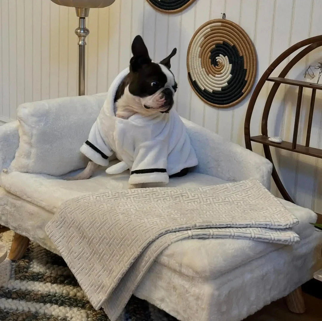 "Fluffig beige vårdhundbädd med benstöd, L-formad kudde, skapad för komfort och ångestdämpning, 70x40x39 cm."