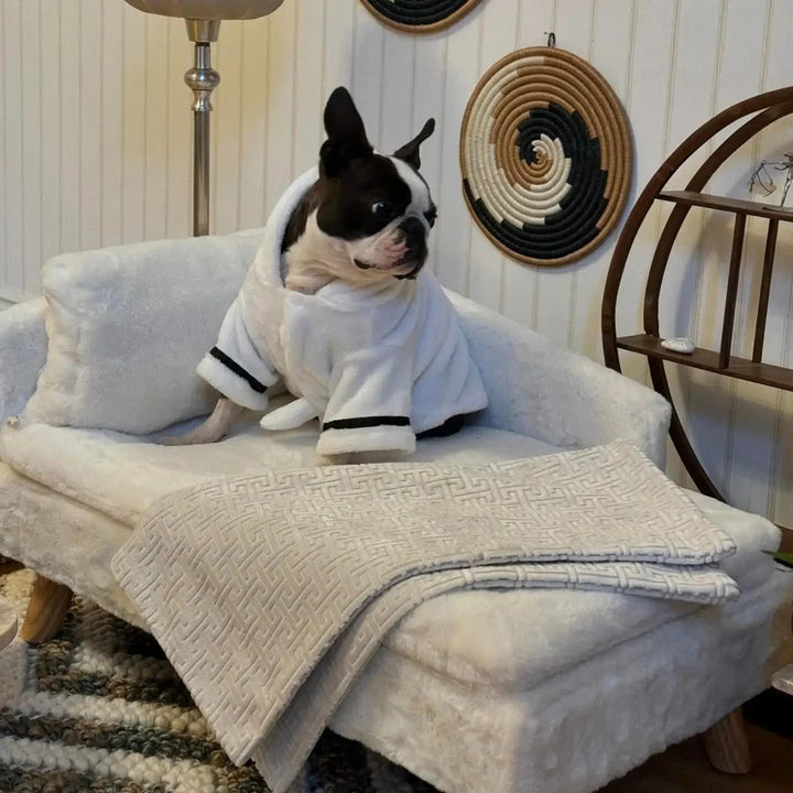 "Fluffig beige vårdhundbädd med benstöd, L-formad kudde, skapad för komfort och ångestdämpning, 70x40x39 cm."