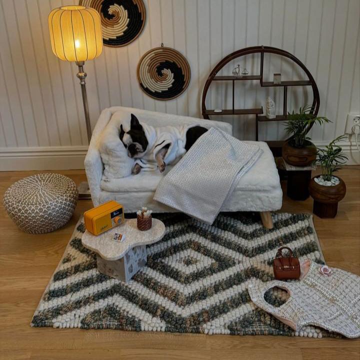 "Fluffig beige vårdhundbädd med benstöd, L-formad kudde, skapad för komfort och ångestdämpning, 70x40x39 cm."