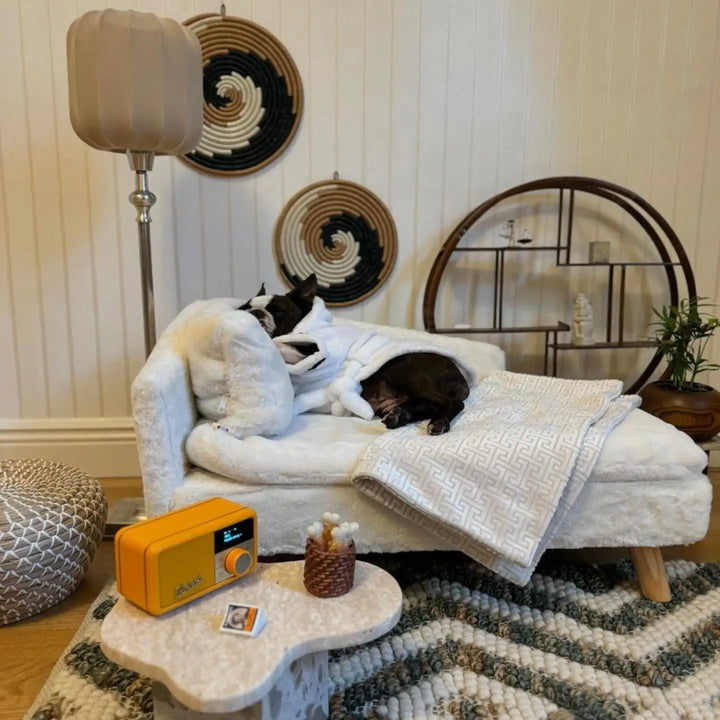 "Fluffig beige vårdhundbädd med benstöd, L-formad kudde, skapad för komfort och ångestdämpning, 70x40x39 cm."
