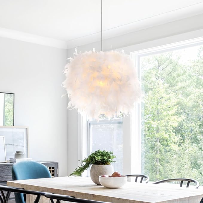 "Fluffig vit fjäderlampa, elegant taklampa för modern inredning, handplacerade fjädrar, mjuk och stämningsfull belysning."