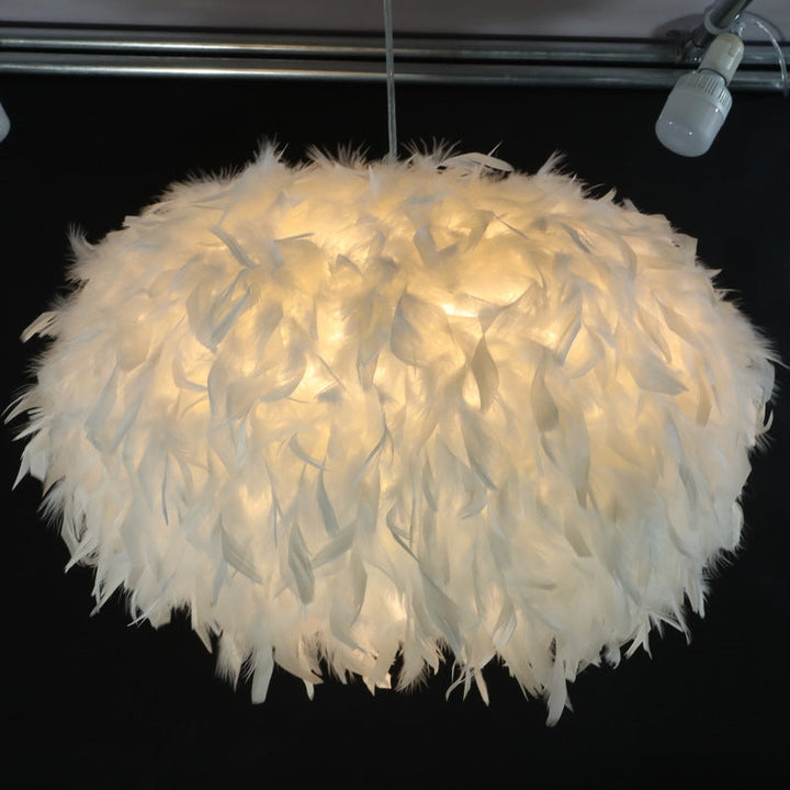 "Fluffig vit fjäderlampa, elegant taklampa för modern inredning, handplacerade fjädrar, mjuk och stämningsfull belysning."