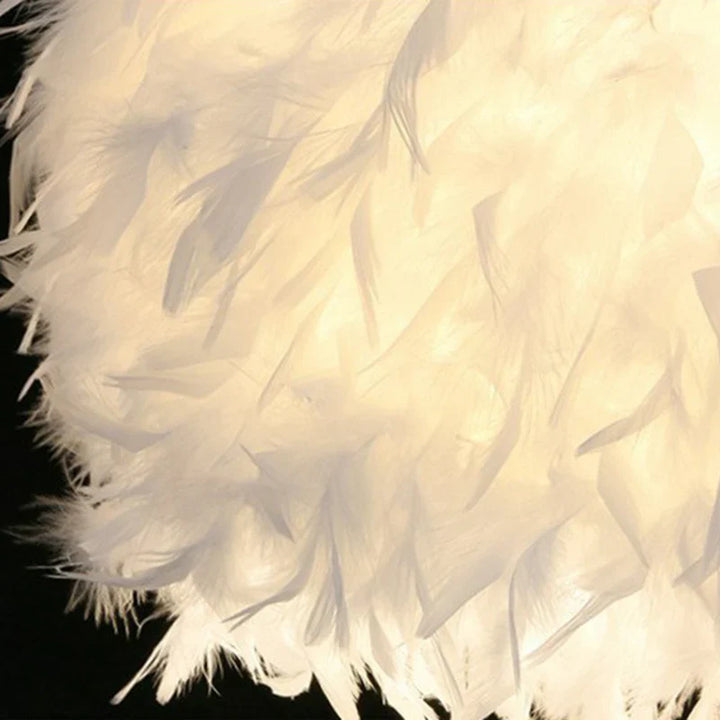 "Fluffig vit fjäderlampa, elegant taklampa för modern inredning, handplacerade fjädrar, mjuk och stämningsfull belysning."