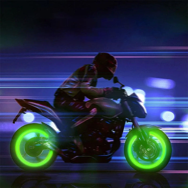 Fluorescerande ventilkåpor för bil och cykel på mörk bakgrund, ger gnistrande stil och skyddar mot smuts och damm.